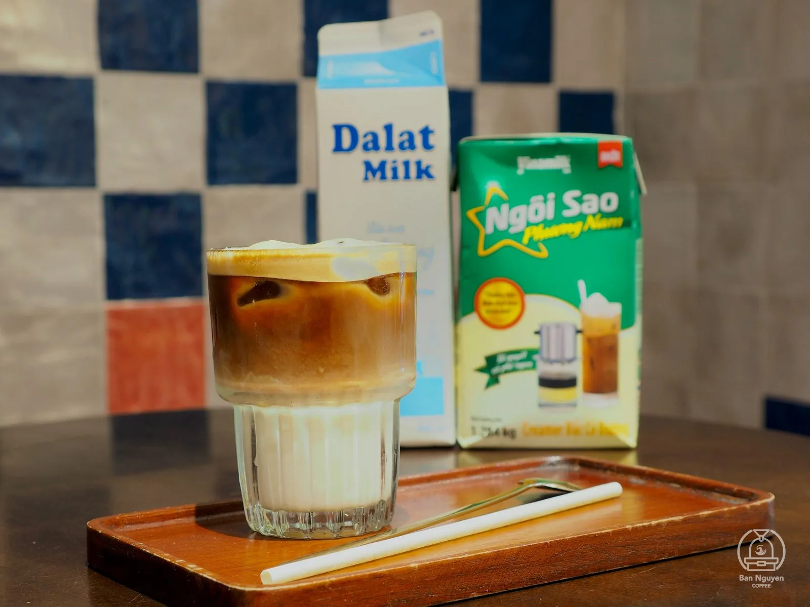 Bạc xỉu cùng sữa tươi và sữa đặc. Ảnh: Adiuvat