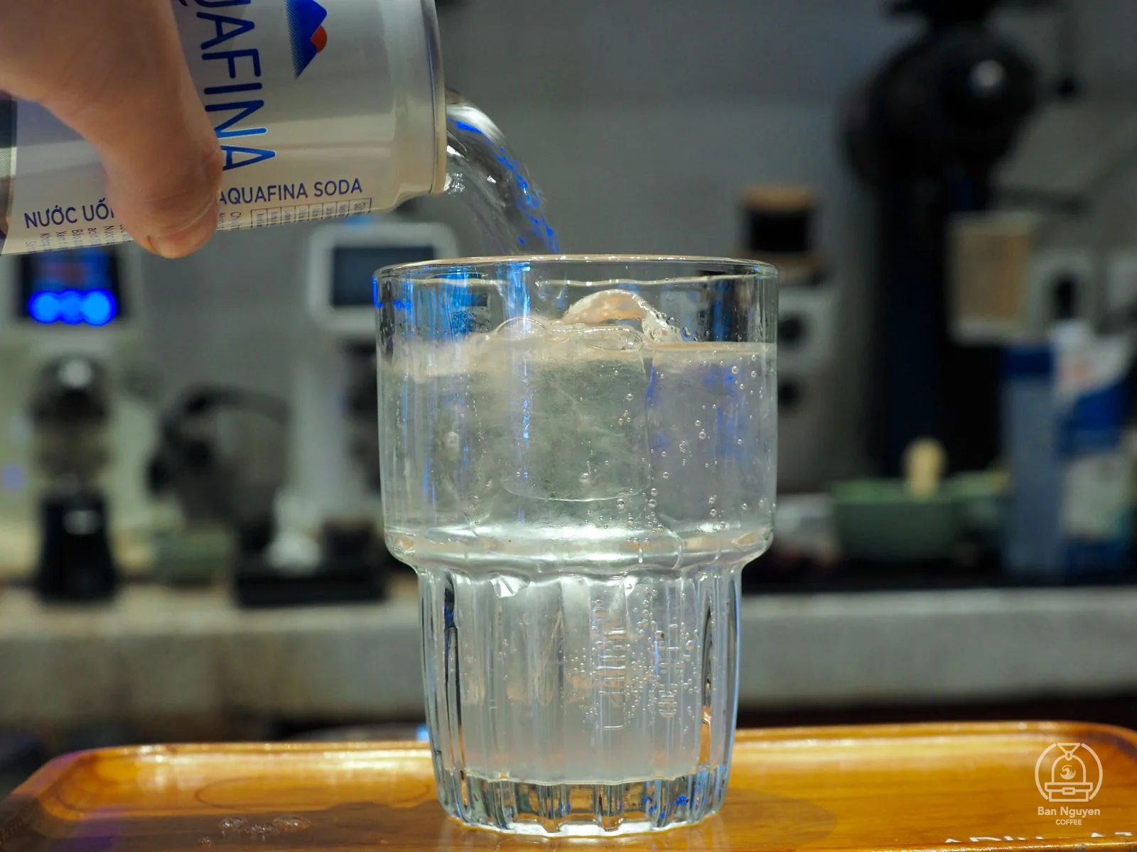 Rót soda lạnh vào ly đá. Ảnh: Adiuvat