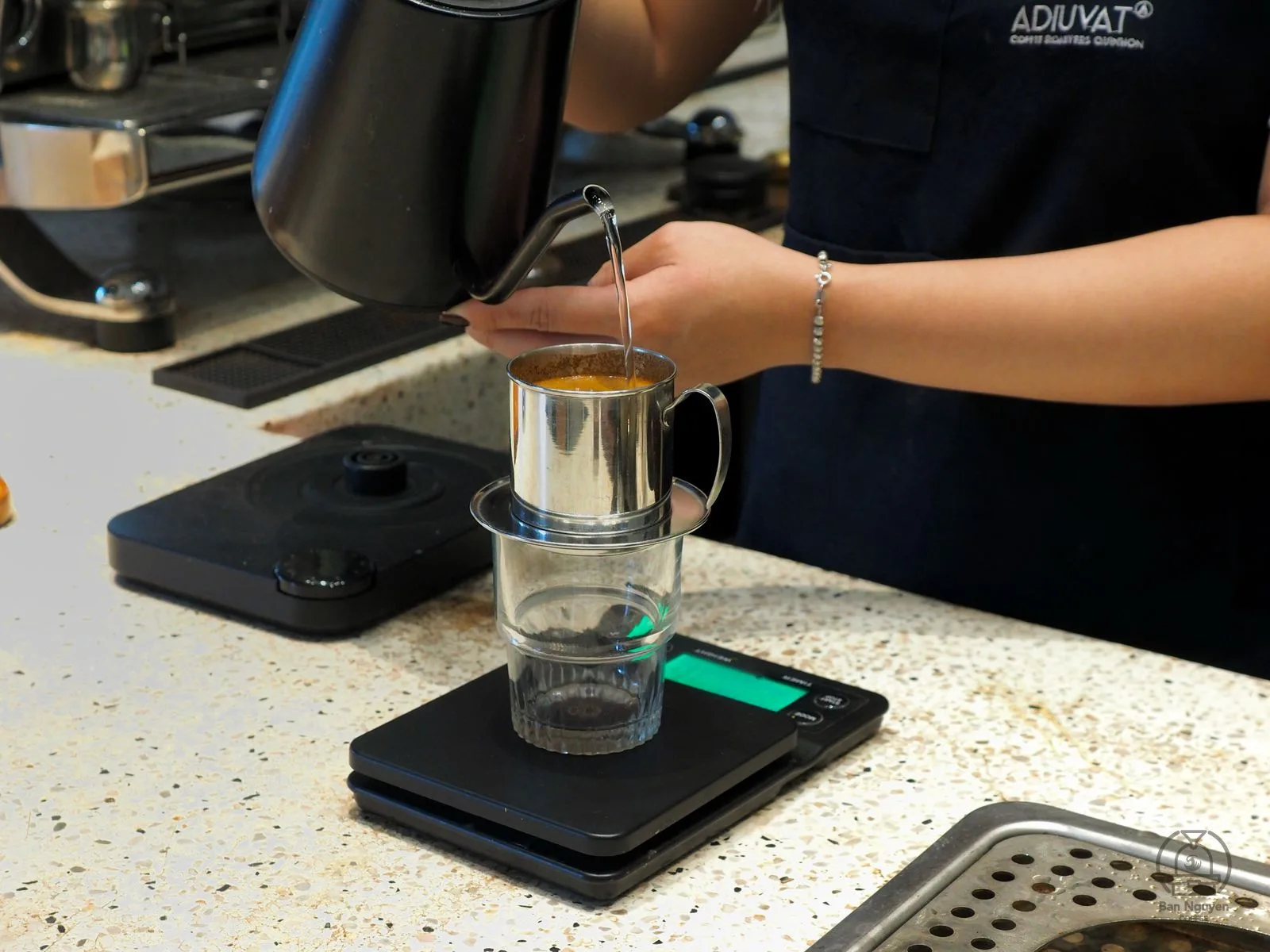 Pha phin trên cân để rót đúng lượng nước. Ảnh: Adiuvat