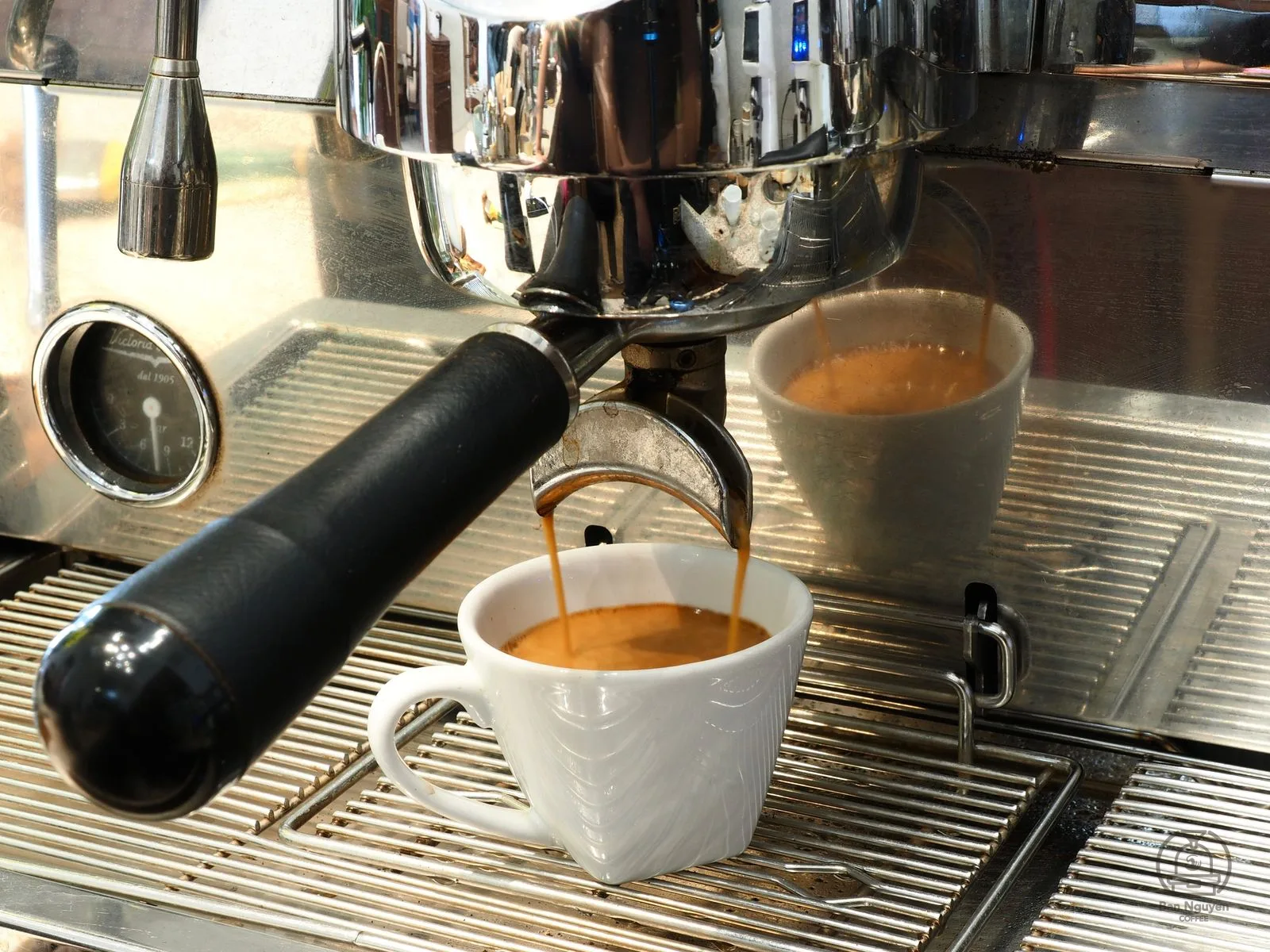 Chiết double shot vào tách. Ảnh: Adiuvat