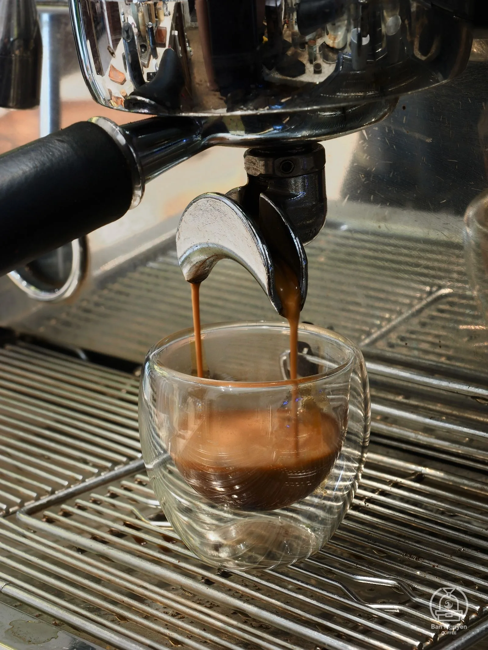 Dòng espresso chảy vào ly. Ảnh: Adiuvat
